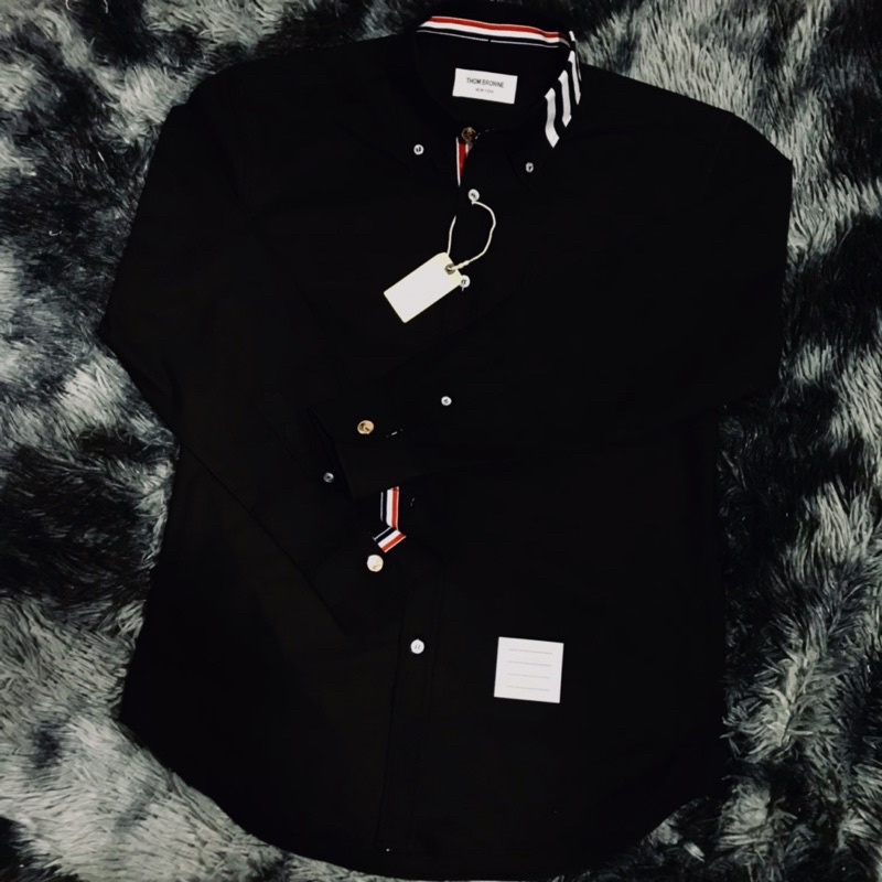 Áo sơ mi Thom browne đen, 3 cúc vàng viền 4 sọc cổ áo