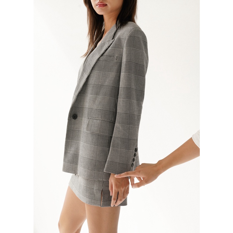 Áo blazer dáng oversize giao 1 hàng khuy 2 túi ở thân trước, cúc trang trí màu đen(Caro)_MONOTALK 22T40027TK