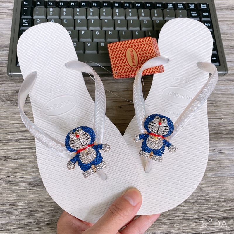 Dép xỏ ngón nữ chất liệu cao su gắn Charm Doraemon
