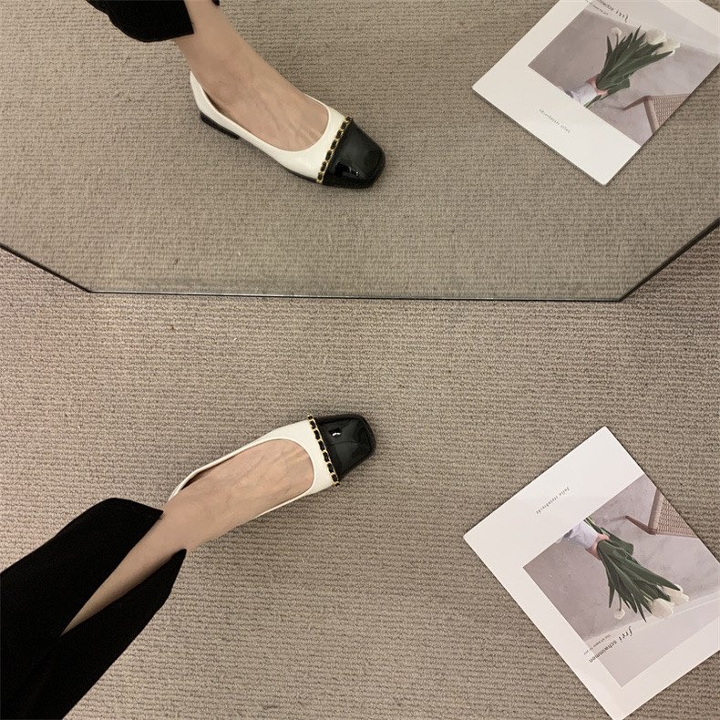 Giày búp bê bệt Miu Miu da bóng mũi tròn gắn xích