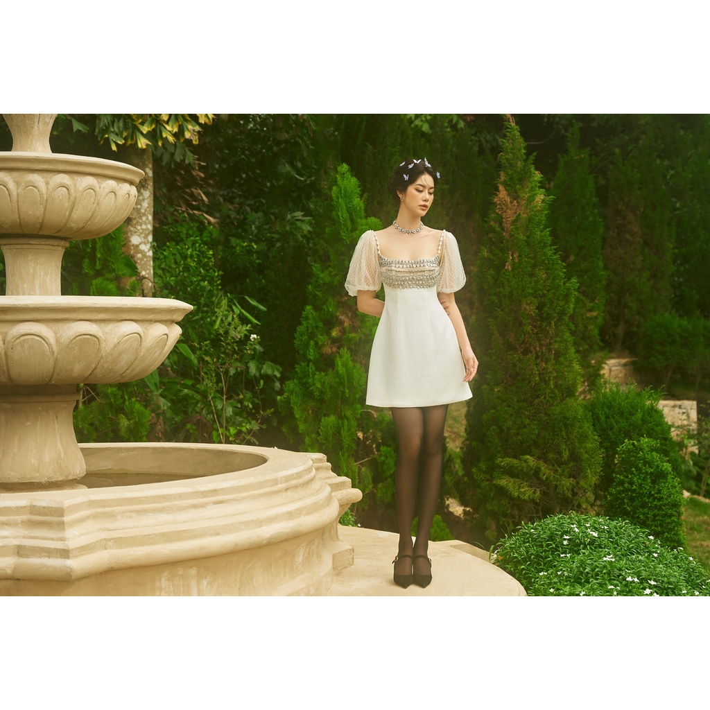 MAVEN - Váy trắng cổ vuông tay lưới bồng đính kết Monica Dress