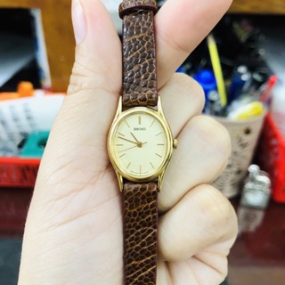 Đồng hồ nữ si nhật mặt bầu hiệu Seiko, dây da đà điểu