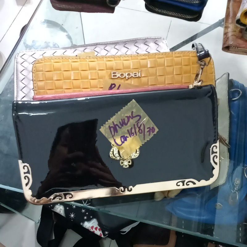 ví cầm tay