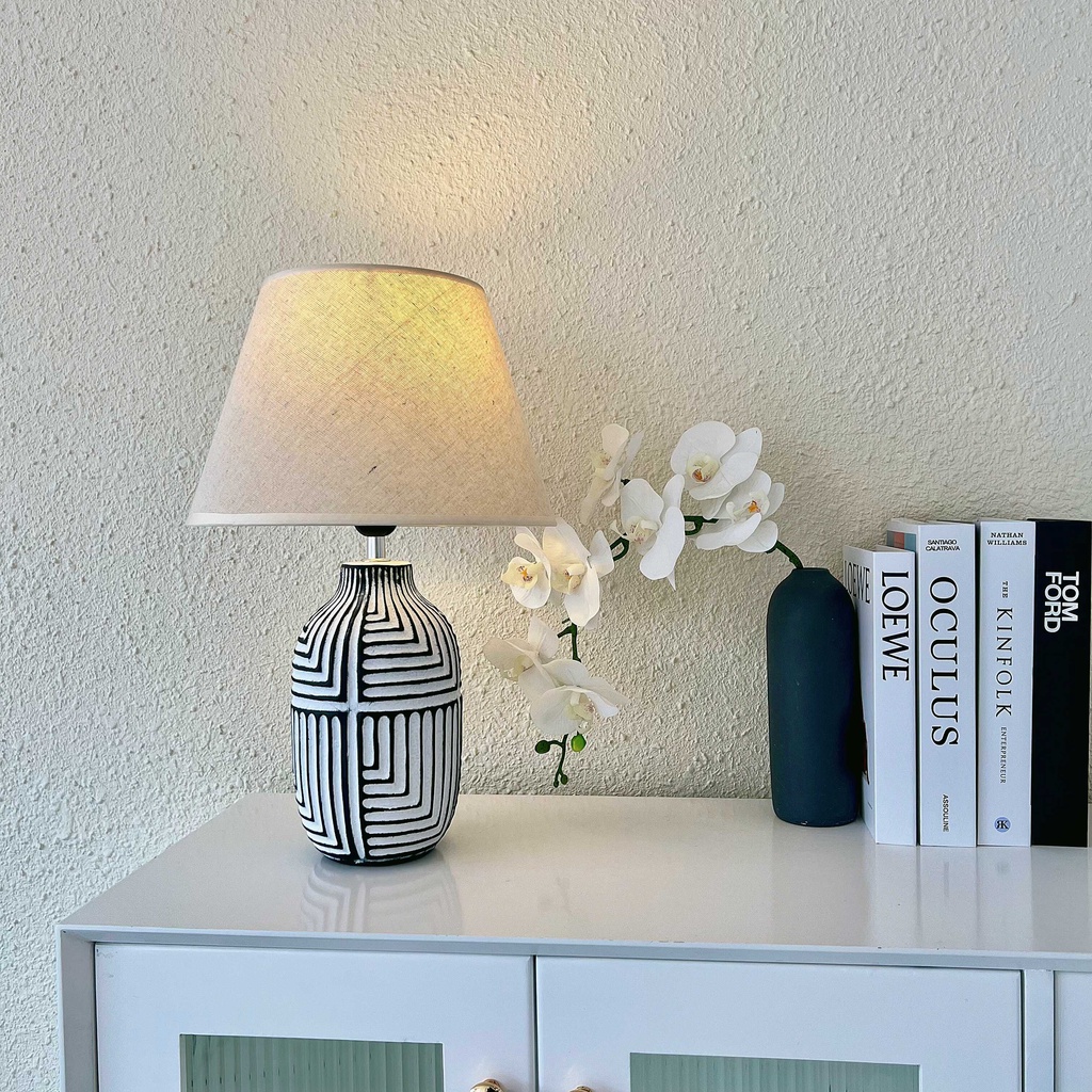 Đèn bàn phòng khách LART DBG021 thân trắng viền họa tiết đen sang trọng cho phòng ngủ phòng dưới 20m2