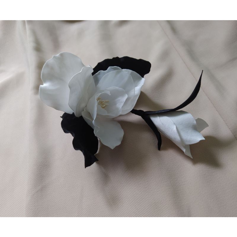 Hoa cài áo handmade Joli phối màu trắng đen