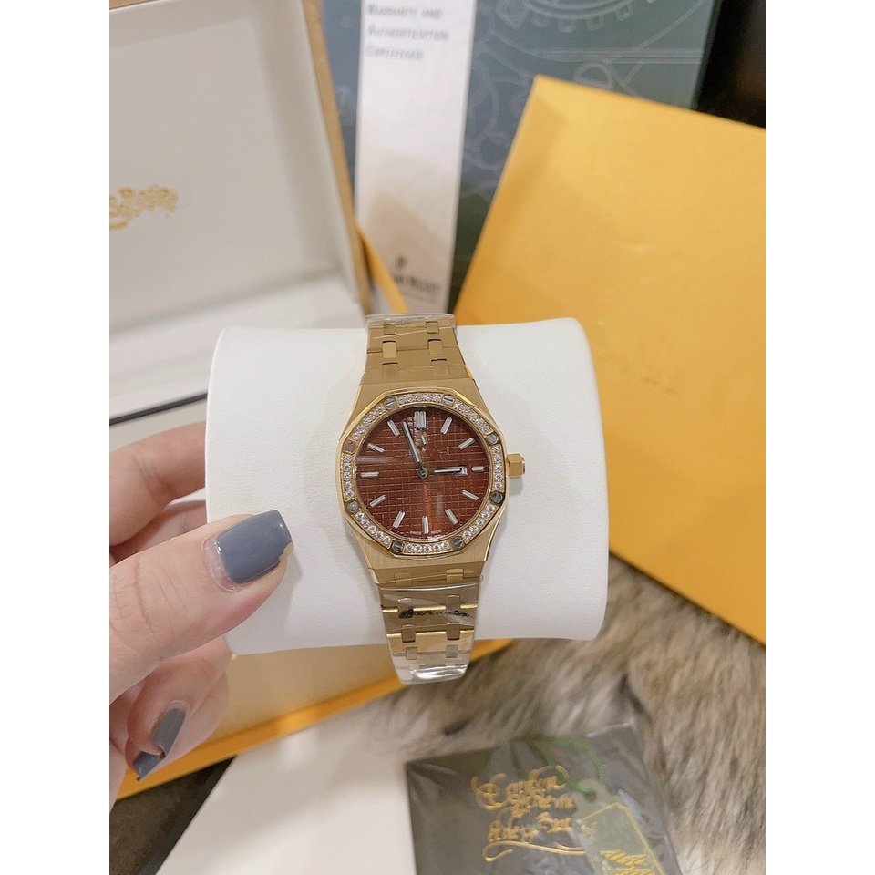 ĐỒNG HỒ NỮ AP VIỀN ĐÍNH ĐÁ MÁY PIN , DÂY THÉP , SIZE 34MM , KÍNH SAPPHIRE