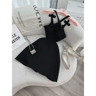Đầm đen cổ yếm chéo dây lưng