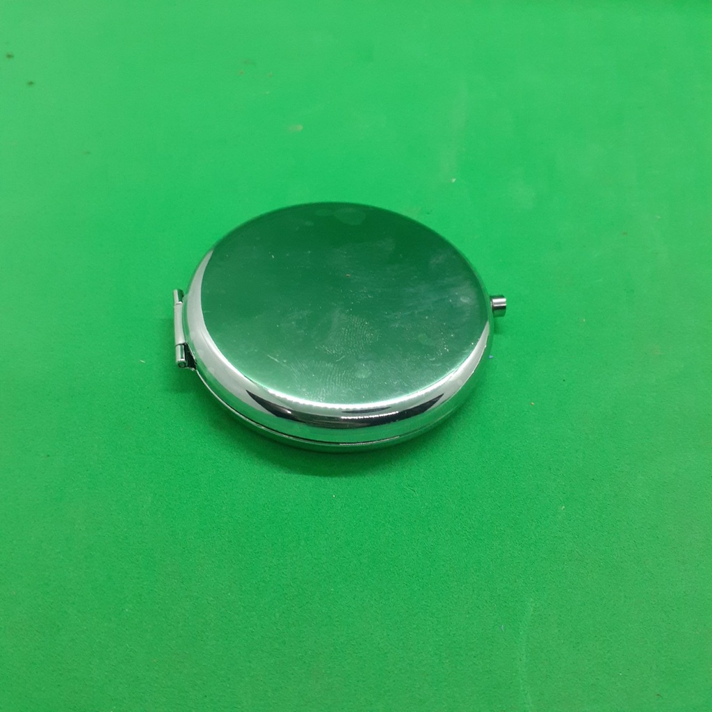 Gương gấp trang điểm chất lượng cao, sắc nét, gương phóng to 2 lần để quan sát từng chi tiết.