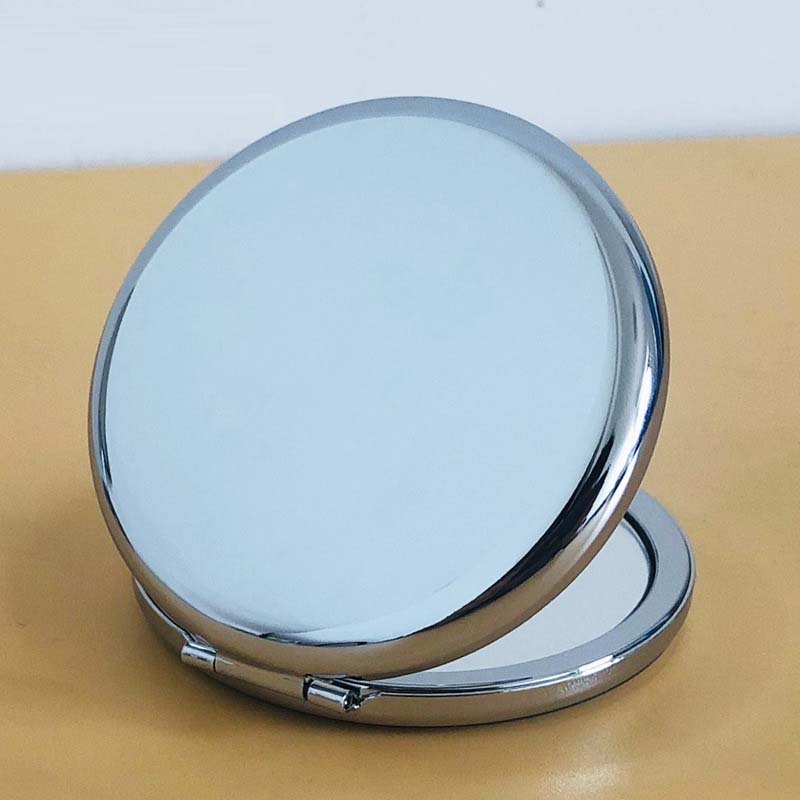 Gương gấp trang điểm chất lượng cao, sắc nét, gương phóng to 2 lần để quan sát từng chi tiết.