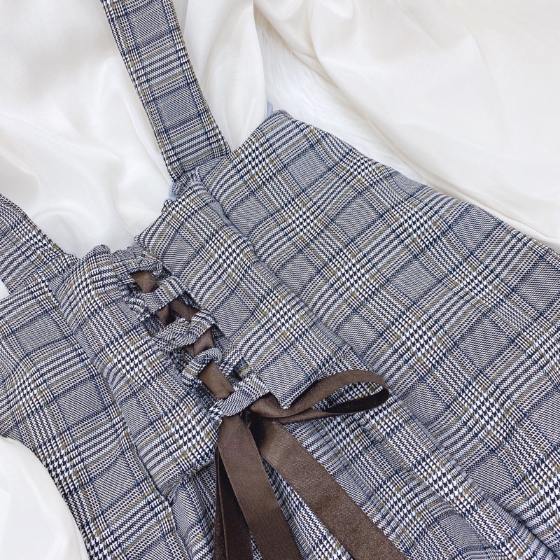 Set yếm caro nâu xám đan eo sau kèm áo sơ mi trắng viền ren