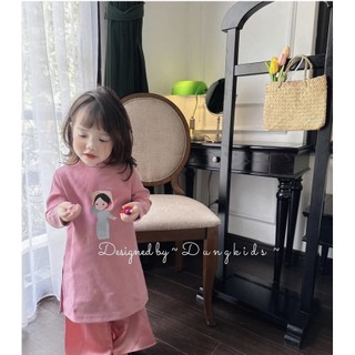 Áo dài cô gái đội nón bé gái