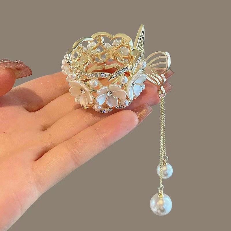 Kẹp tròn hoa trắng đính đá cao cấp có dây ngọc mới cho các nàng diện Tết