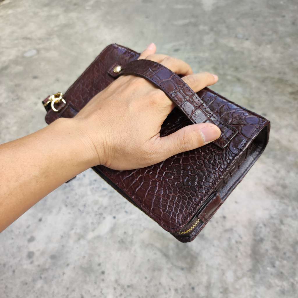 Cầm tay có khóa số. Da bắp cá sấu siêu lớn!