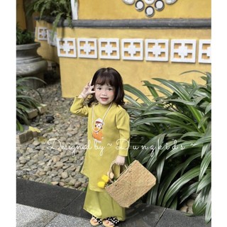 Áo dài cô gái đội nón bé gái