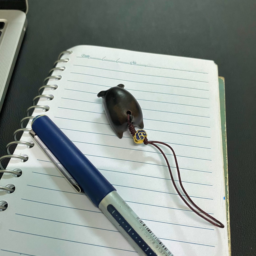 Móc khoá heo ngơ ngác gỗ mun, quà tặng, dây đeo ba lô, treo điện thoại.