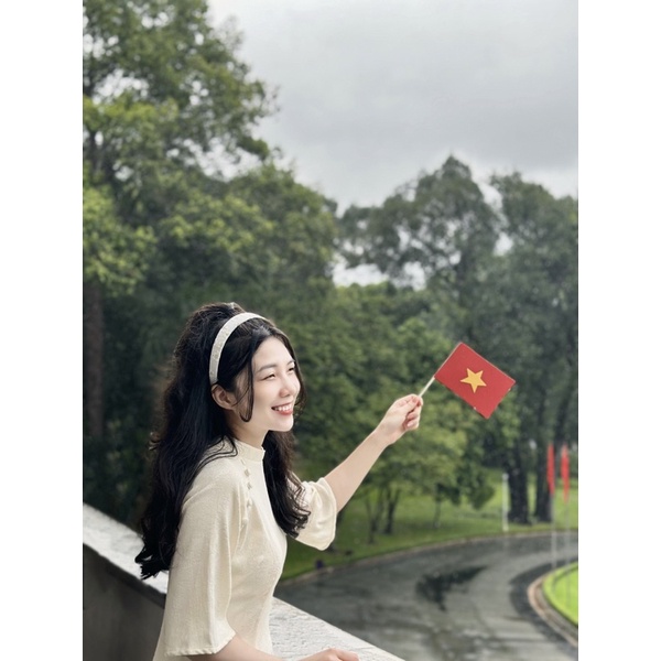 Áo dài gấm Thước Ngọc mềm mại mịn và mát rất sang trọng