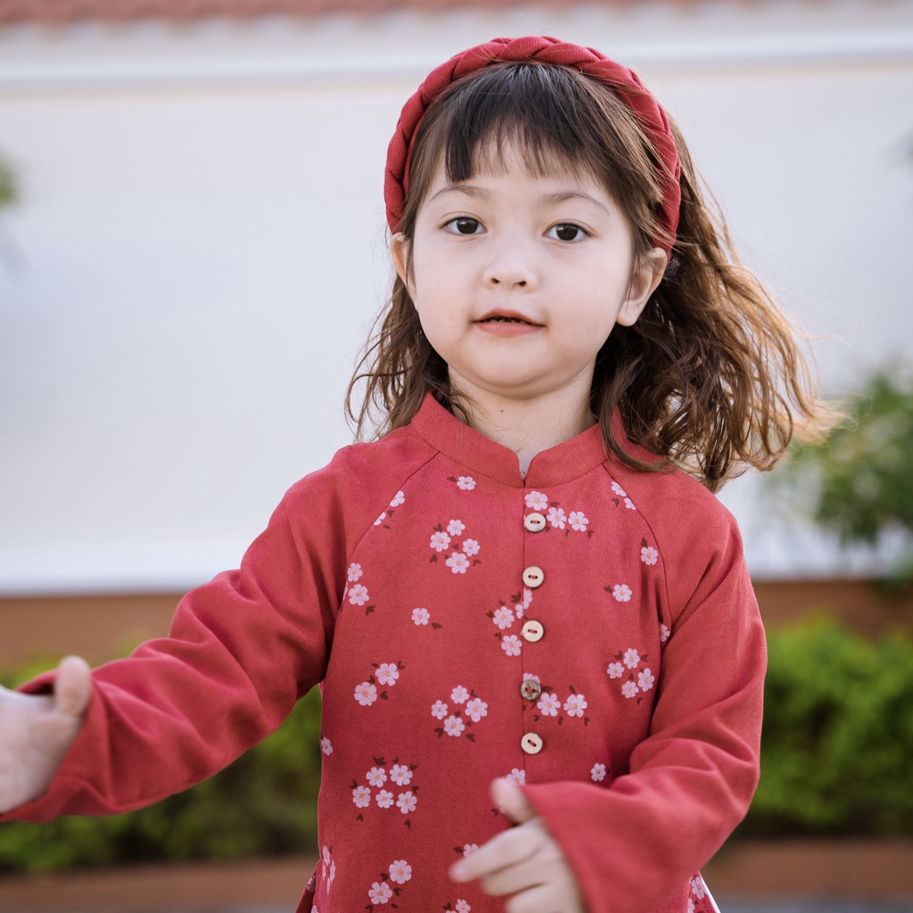 Áo dài cách tân đỏ hoa đào phối tay TẶNG KÈM MẤN cho bé xinh xắn dễ thương áo dài cho mẹ và bé