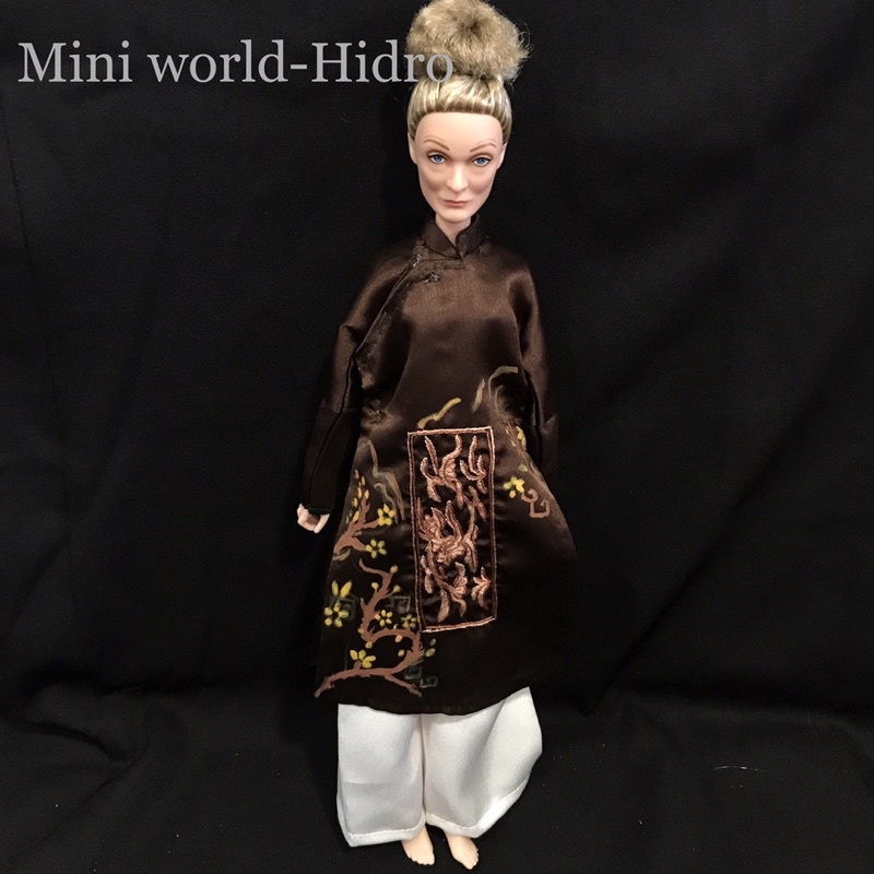 Set búp bê bà già chính hãng Disney kèm áo dài.