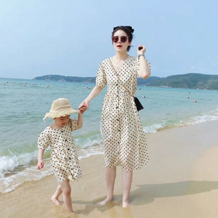 Váy đôi mẹ và bé gái chấm bi chất liệu lụa lót thun size 14-65 kg- váy gồm mẹ và bé gái