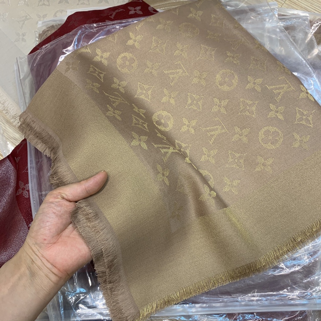 BIG SALE Khăn choàng cổ Lv nâu tây ánh kim cao cấp, Khăn choàng kích thước 140x140 unisex