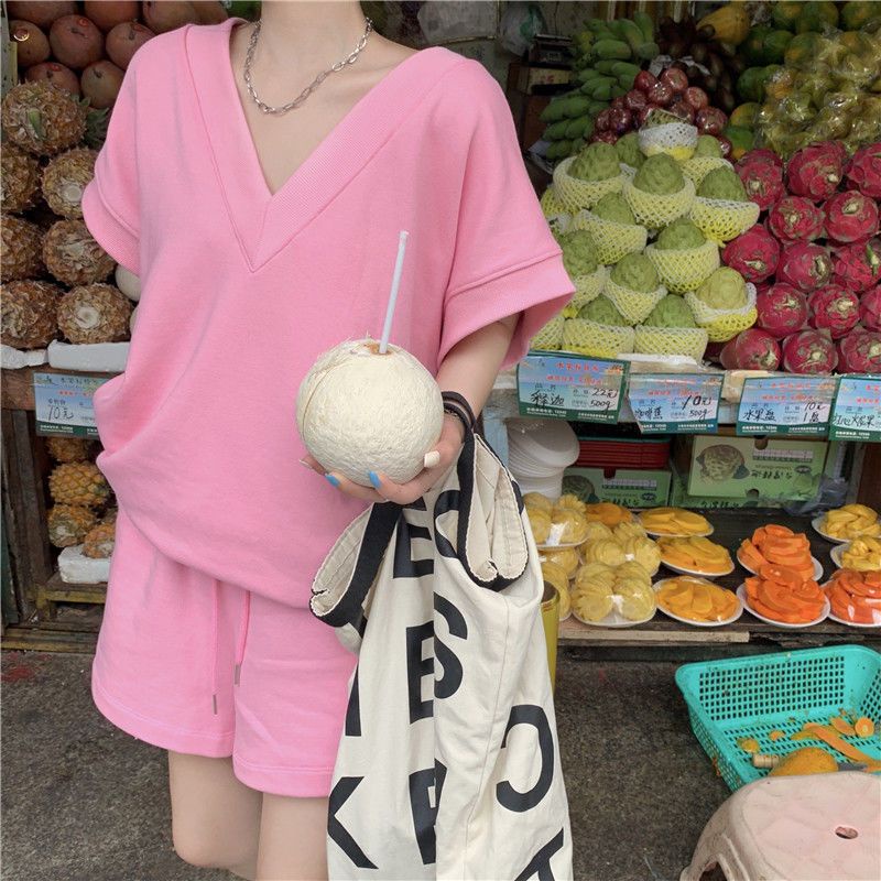 Bộ đồ COZOKC gồm áo dáng rộng cổ chữ V hở lưng và quần short thời trang cá tính