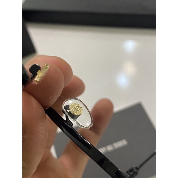 Kính Balenciaga bestquality khung thép, Mắt chống UV nhẹ tặng kèm COMBO 3 món khăn, nước, vít