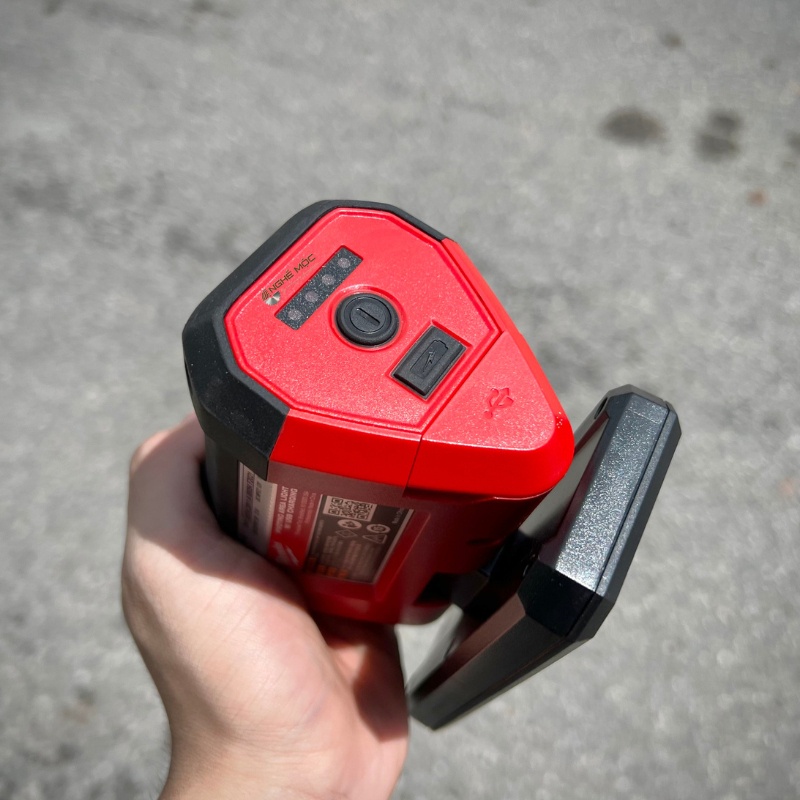 Đèn dùng pin Milwaukee M12 PAl có cổng sạc USB , nam châm