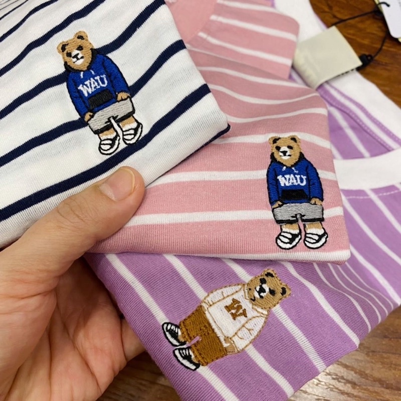 Áo thun sọc thêu logo gấu Whoau xuất Hàn