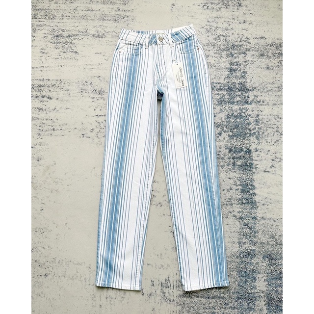 Quần jeans ống đứng phối sọc siêu độc lạ
