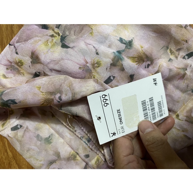 Khăn quàng cổ H&M hoạ tiết da beo- hoa hồng