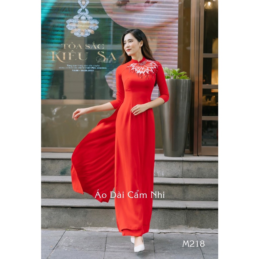 ÁO DÀI TRUYỀN THỐNG CHẤT LIỆU LỤA MỸ CAO CẤP MÀU ĐỎ THÊU HỌA TIẾT CÁNH SEN TRƯỚC NGỰC