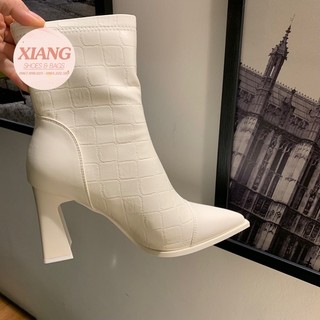 Bốt trắng mũi nhọn