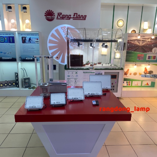 Đèn Chiếu pha Năng lượng mặt trời 50W Rạng Đông siêu sáng CP02.SL.RF 50W
