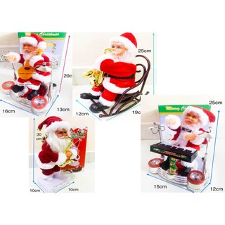 Ông già noel ngồi ghế bập bênh thổi kèn, đúng thổi kèn,, đánh trống choi nhạc piano hát nhạc giáng sinh