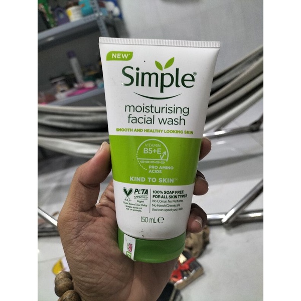 150ml Sữa rửa mặt simple dưỡng ẩm.
