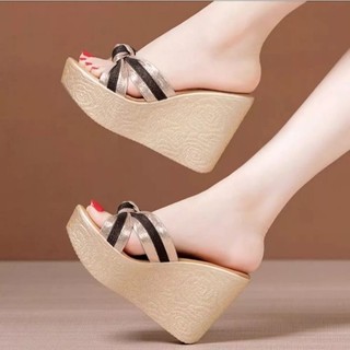 Dép đế xuồng quai chéo