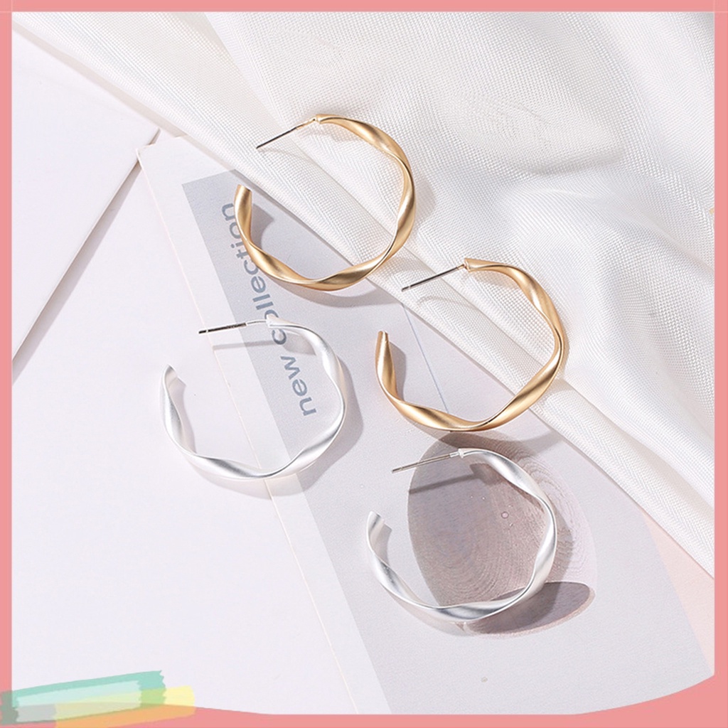 Khuyên tai dạng tròn phong cách thời trang cho phái nữ