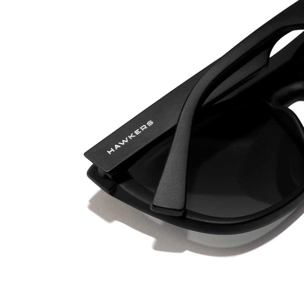 Kính mát HAWKERS 110042 màu đen chống tia UV400 bảo vệ thời trang dành cho cả nam và nữ