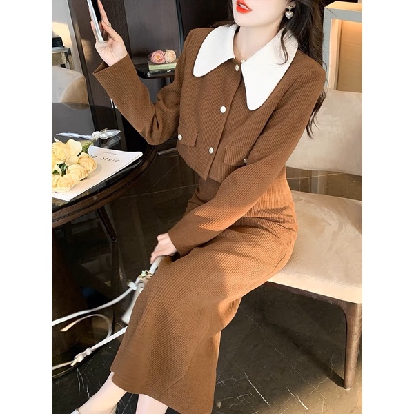 Set nhung mùa Thu áo dài tay cổ bẻ mix cùng chân váy suông dáng dài phong cách Retro