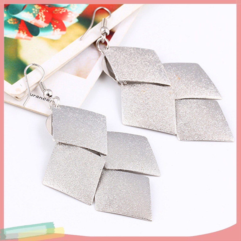 Đôi hoa tai hình thoi dát kim tuyến lấp lánh thời trang dành cho nữ