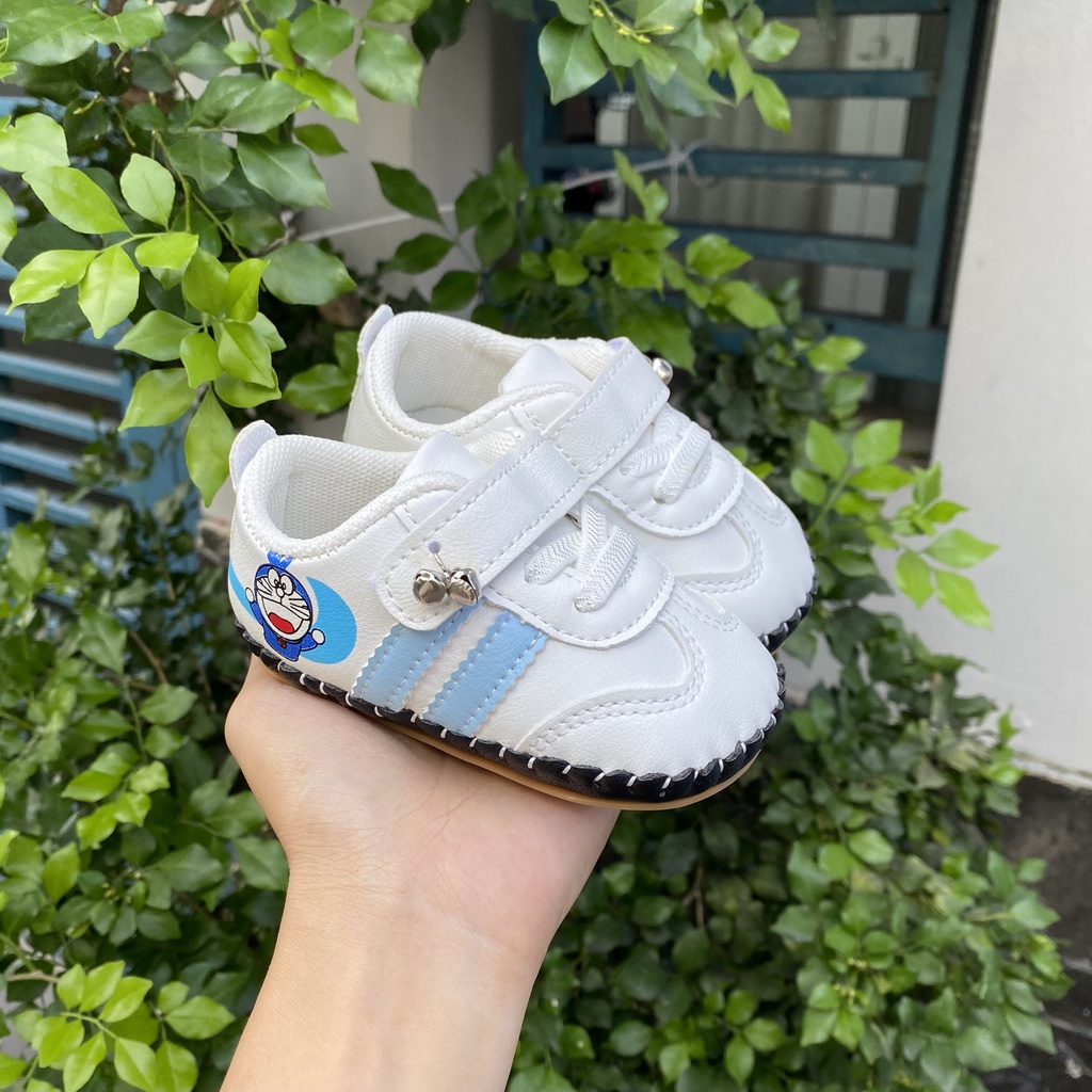 Giày tập đi có lục lạc hình Doraemon cho bé từ 6 đến 18 tháng tuổi