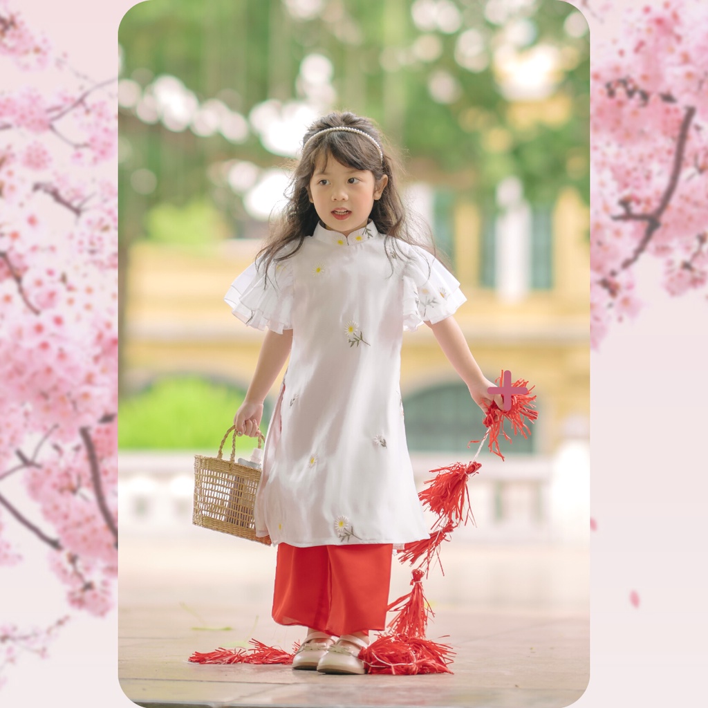 Áo dài Xuân cho bé gái Sora.bébé An Nhiên màu trắng phần tay nhún bèo cách điệu, họa tiết hoa cúc hiện đại