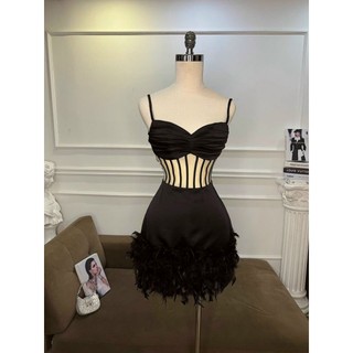 đầm body phối lưới kết lông vũ