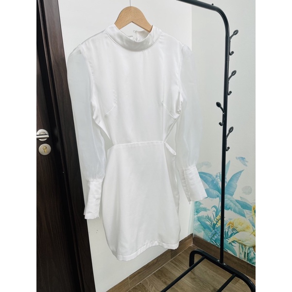 váy lụa trắng cut-out hở eo size S