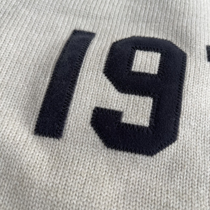 Áo Len Màu Be 1977