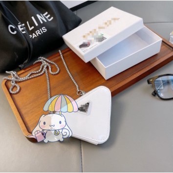 Túi Xách PRADA mini Hình Tam Giác Phối Dây Xích Đeo Vai / Thắt Lưng Phong Cách Âu Mỹ Cho Nữ