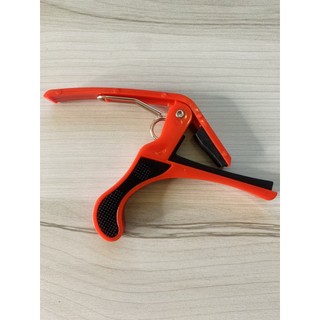 Capo Guitar màu đỏ, dùng được cho cả guitar acoustic và guitar classic