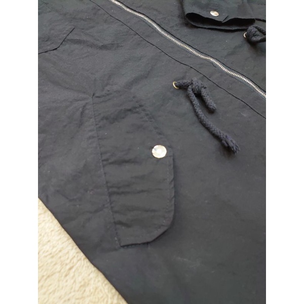 Áo khoác vải cotton poly  1 lớp màu đen phối hình thêu và đinh tán có khóa kéo dây rút eo túi 2 bên