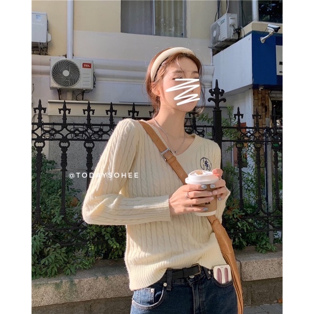 Áo len cổ V thêu logo