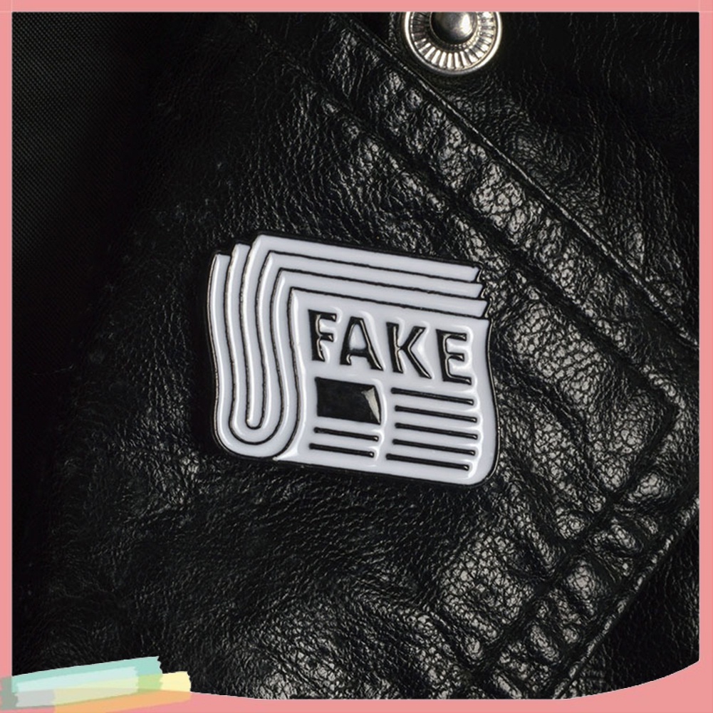 Ghim cài áo hình tờ báo sáng tạo với thiết kế chữ tiếng Anh Fake sành điệu